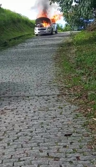 Carro pega fogo no Duques em Petrópolis