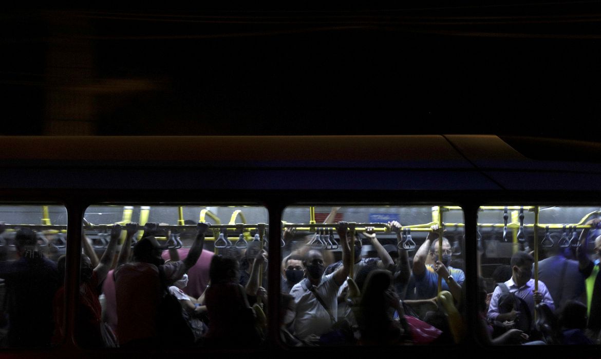 Rio corta subsídio para ônibus que circularem sem ar-condicionado