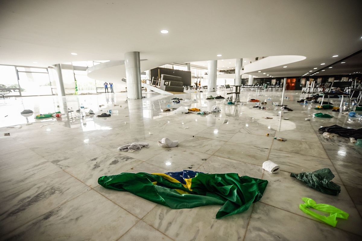 Autoridades repercutem caos em Brasília