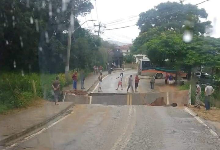 Ponte cai em Paty do Alferes. Ninguém ficou ferido