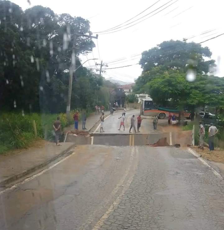 Ponte cai em Paty do Alferes. Ninguém ficou ferido