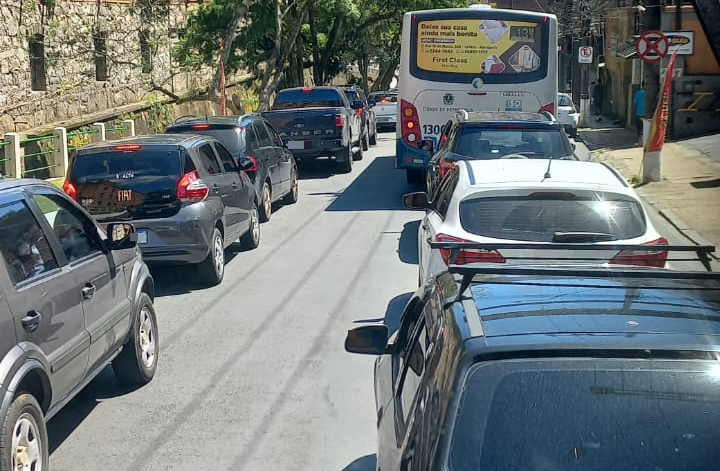 Caos no trânsito: Operação de 70 linhas de ônibus é impactada em Petrópolis