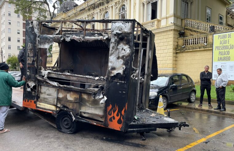 Madrugada de segunda-feira (09) é marcada por incêndio em food truck no Centro de Petrópolis