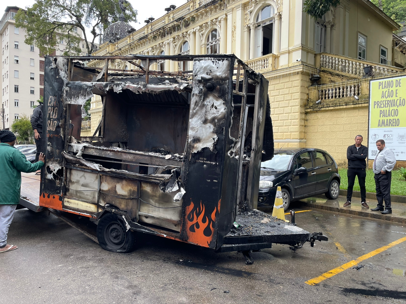 Madrugada de segunda-feira (09) é marcada por incêndio em food truck no Centro de Petrópolis