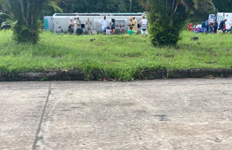 Ônibus de turismo tomba na descida da Serra de Petrópolis e deixa 26 feridos. Não houve óbito
