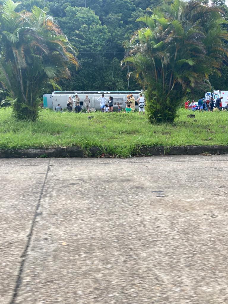 Ônibus de turismo tomba na descida da Serra de Petrópolis e deixa 26 feridos. Não houve óbito