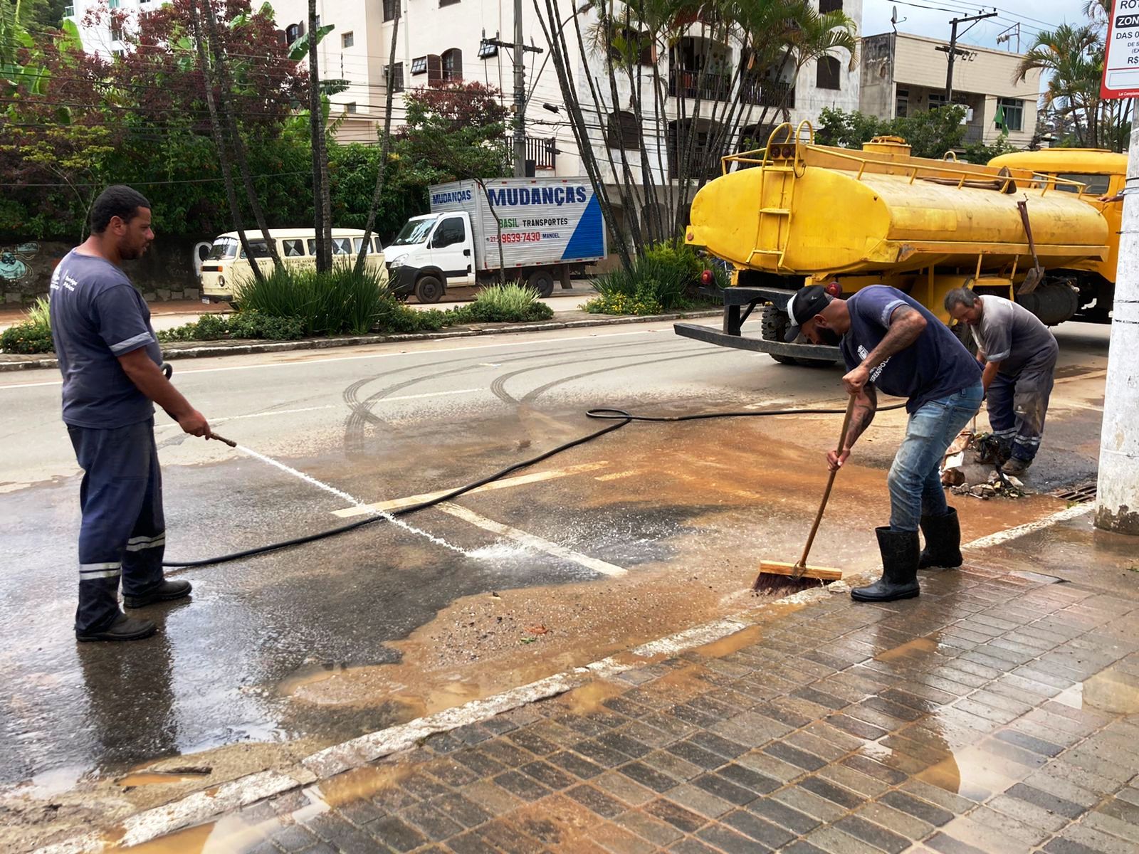 Estágio de Atenção: Prefeitura de Teresópolis intensifica limpeza&nbsp;de ruas e desobstrução de galerias pluviais após chuva forte