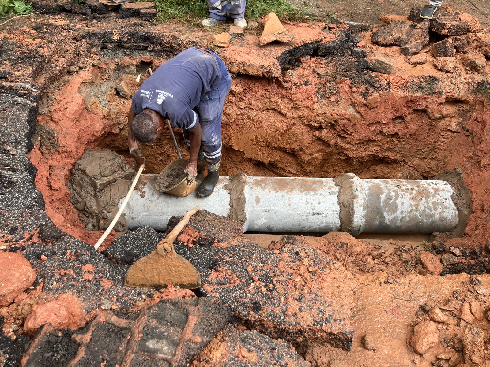 Estágio de Atenção: Prefeitura de Teresópolis intensifica limpeza&nbsp;de ruas e desobstrução de galerias pluviais após chuva forte