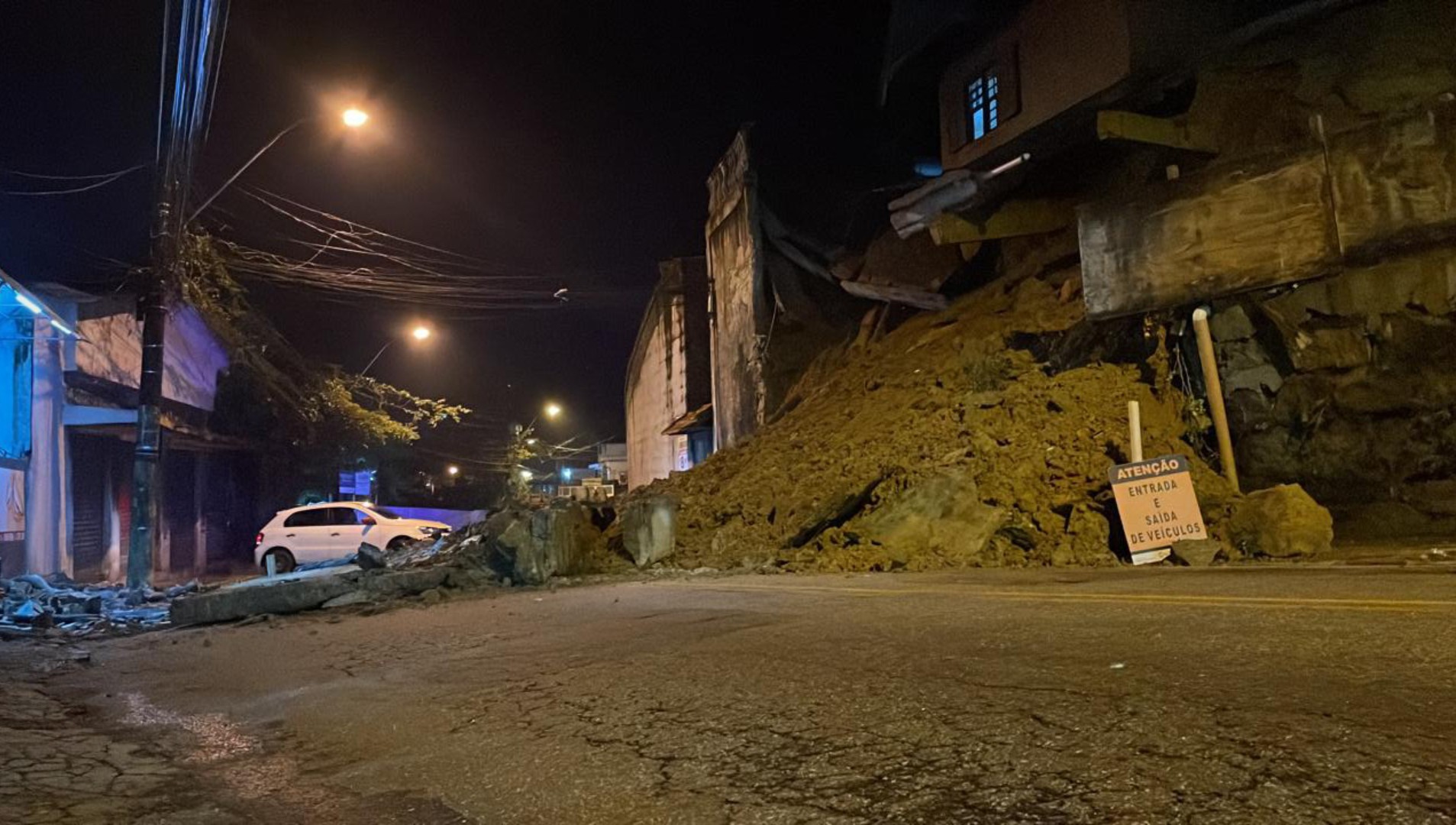 Casa é interditada após queda de muro  no Quissamã