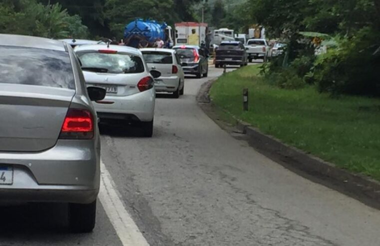 Km 58 da BR-040 apresenta lentidão para retirada de óleo e graxa da pista