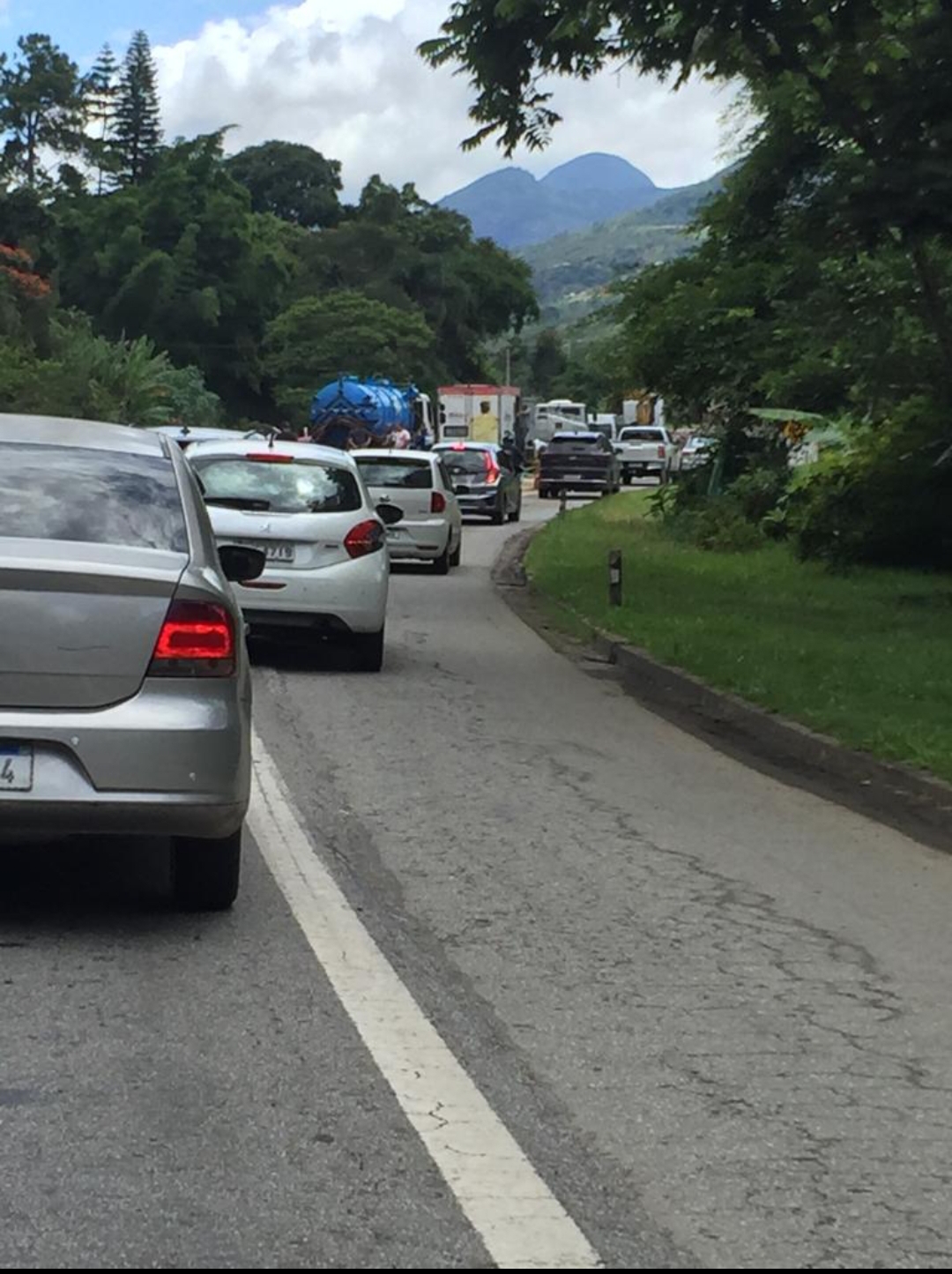 Km 58 da BR-040 apresenta lentidão para retirada de óleo e graxa da pista