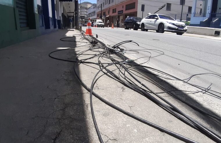 Caminhão derruba poste na Rua Floriano Peixoto e moradores ficam sem luz