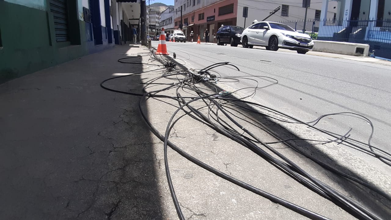 Caminhão derruba poste na Rua Floriano Peixoto e moradores ficam sem luz