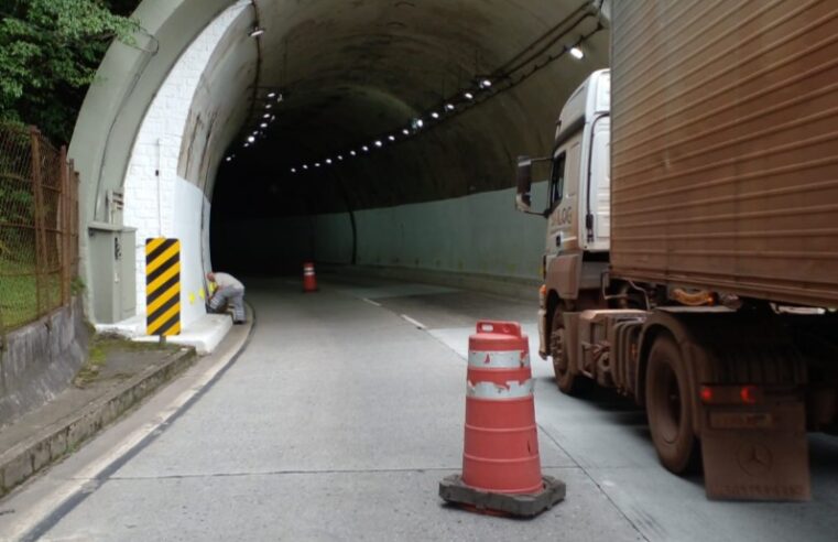 Descida da serra de Petrópolis está em meia pista nos kms 84 e km 85