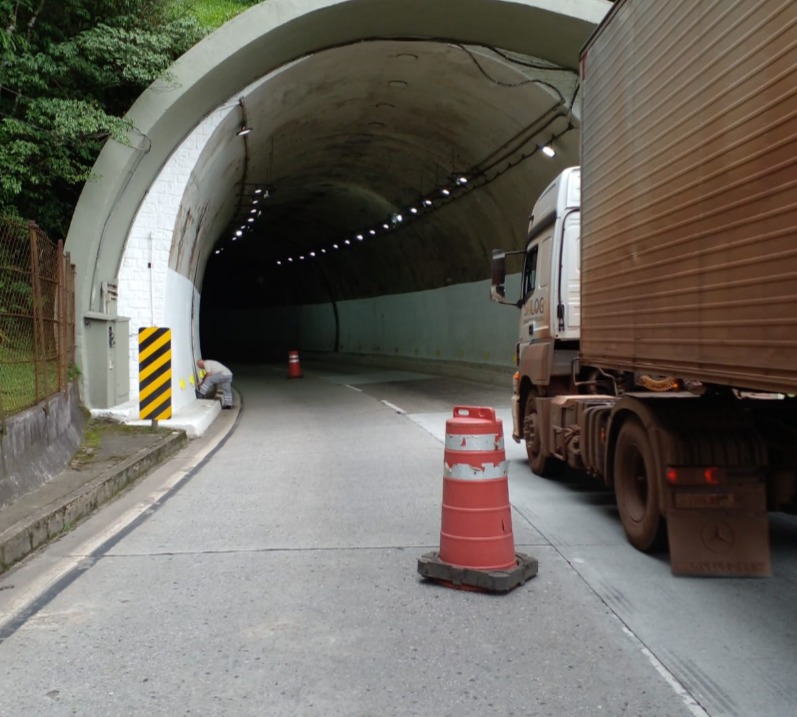 Descida da serra de Petrópolis está em meia pista nos kms 84 e km 85