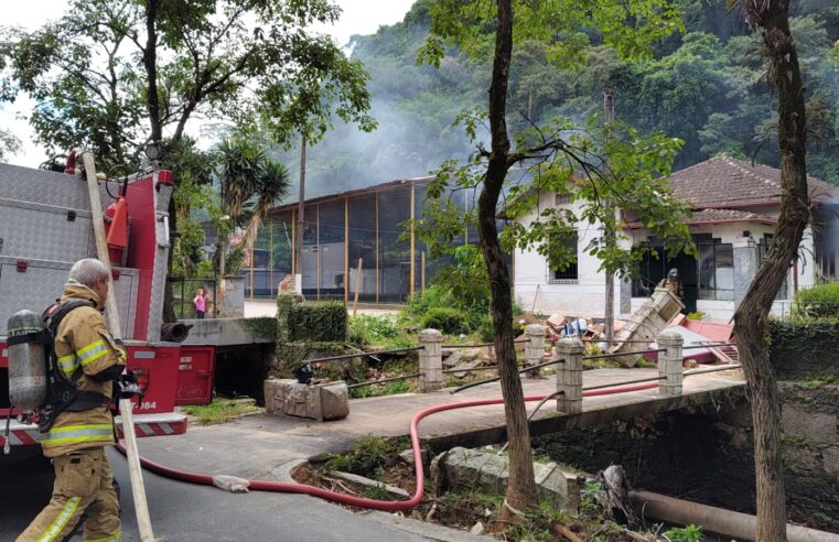 Casa pega fogo na Rua Washington Luiz em Petrópolis