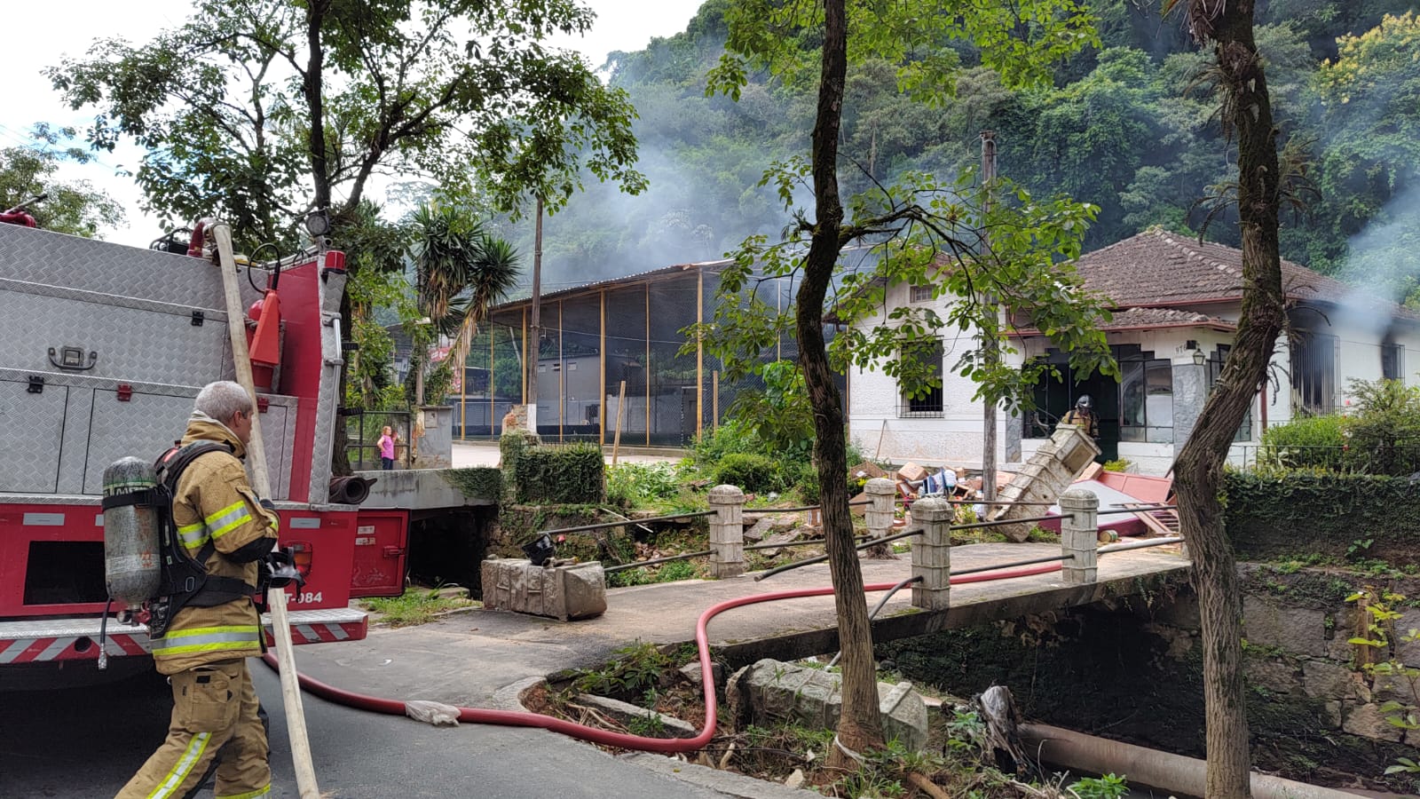 Casa pega fogo na Rua Washington Luiz em Petrópolis