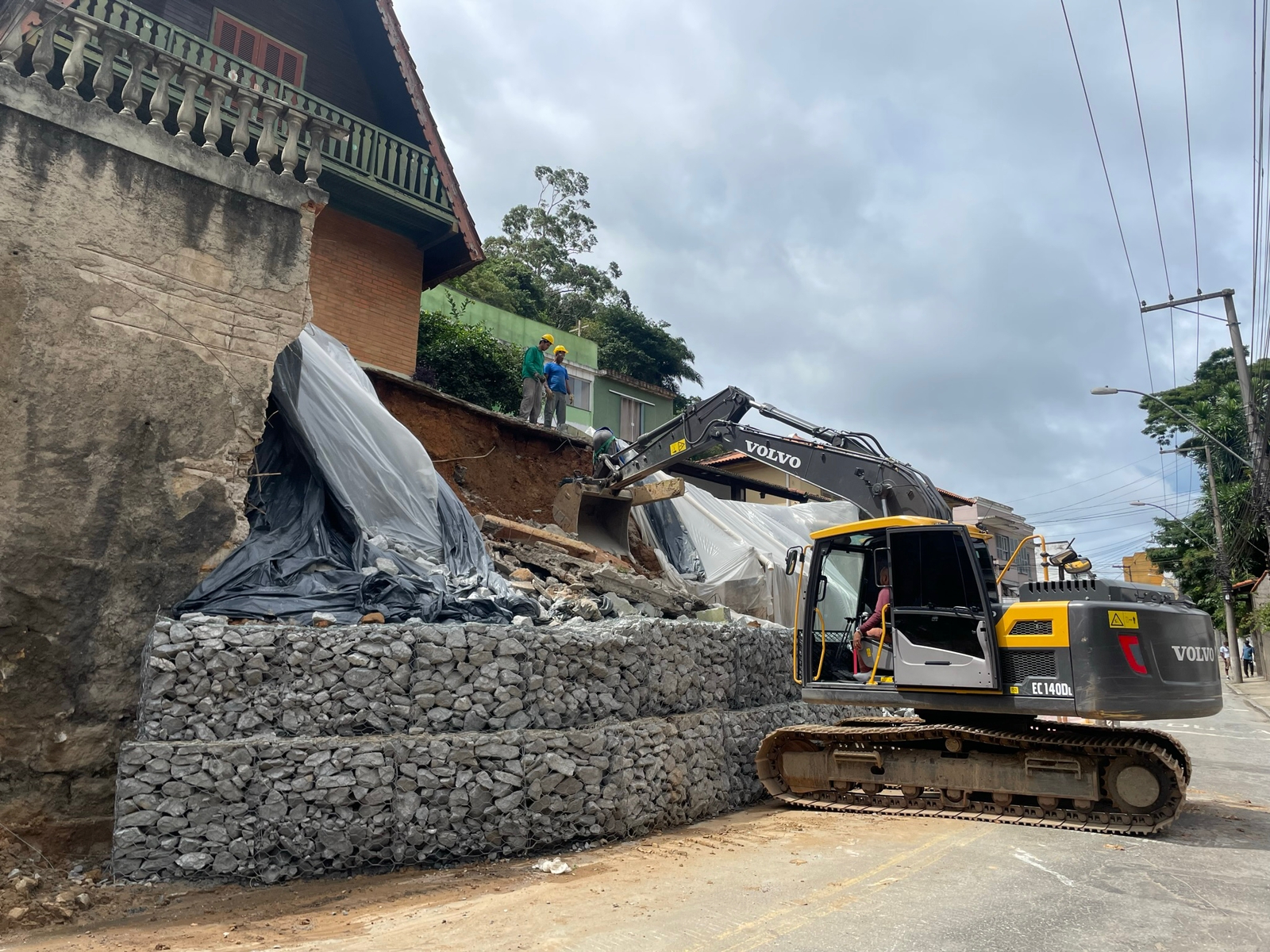 Rua Quissamã é temporariamente interditada nesta quarta-feira (04) para reconstrução de muro que desmoronou