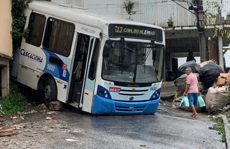 Moradores da Comunidade do Alemão ficam sem ônibus após coletivo quebrar e interditar rua