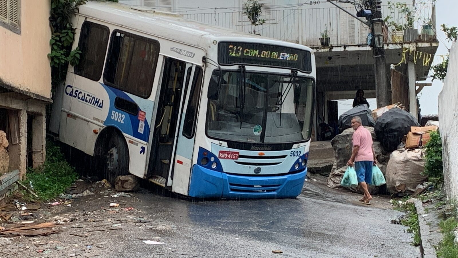 Moradores da Comunidade do Alemão ficam sem ônibus após coletivo quebrar e interditar rua