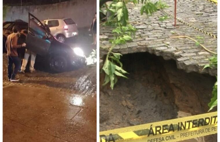 Carro cai em cratera no Quitandinha, em Petrópolis