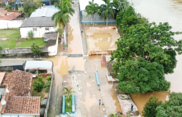 Rio Paraibuna transborda e alagamentos são registrados em Levy Gasparian