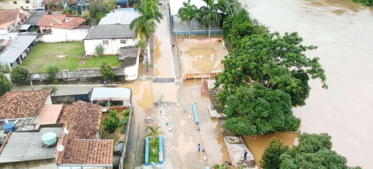 Rio Paraibuna transborda e alagamentos são registrados em Levy Gasparian