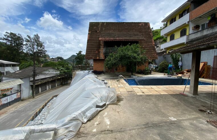 Prefeitura inicia demolição de residência na Rua Quissamã