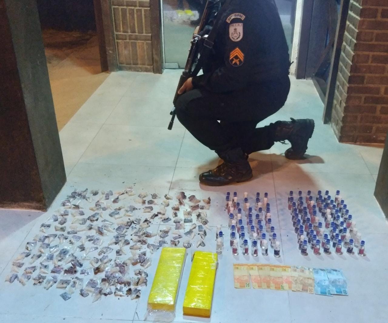Homem é preso pela Polícia Militar após ser flagrado com drogas no Vale do Carangola