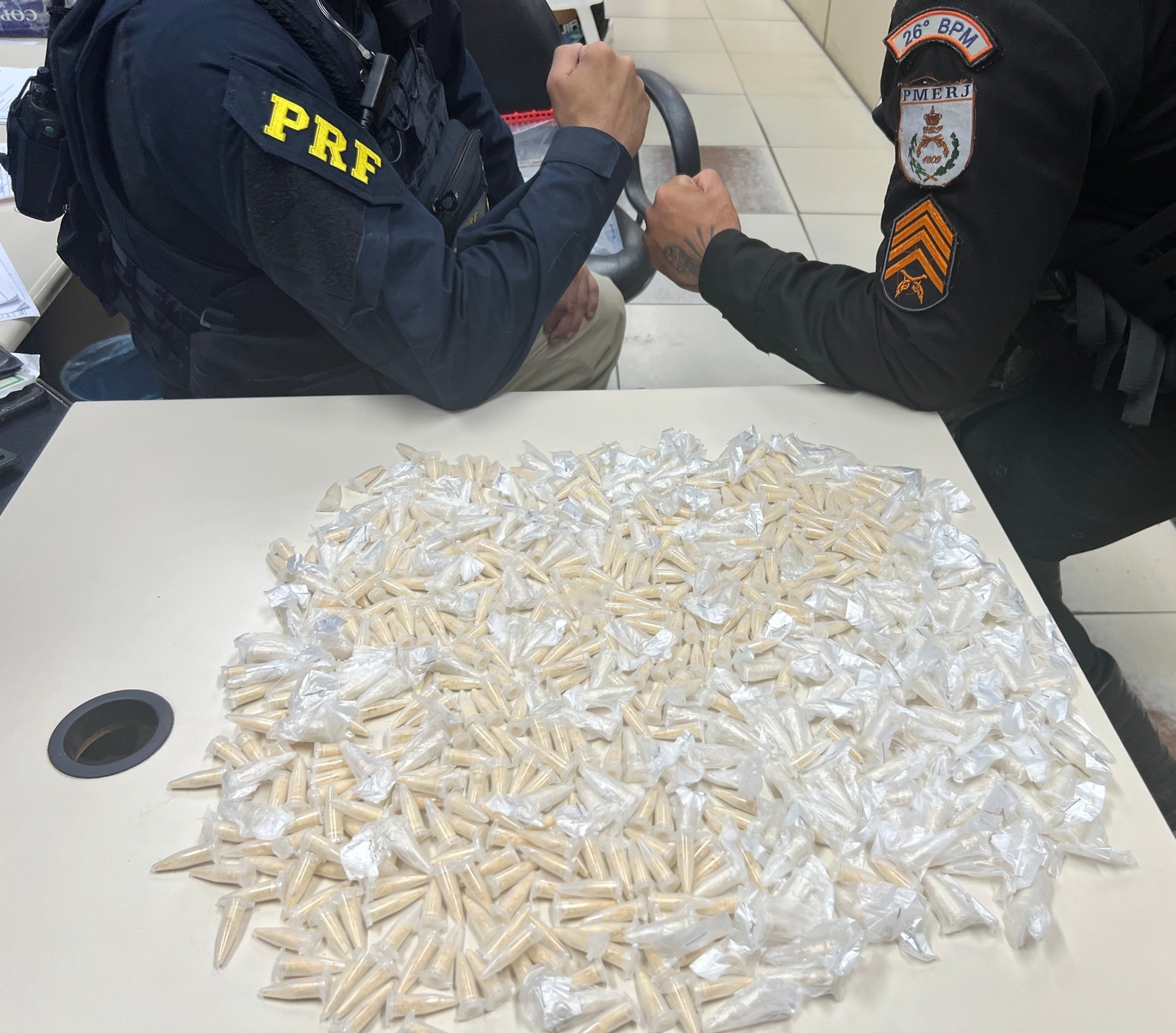Policiais prendem homem por tráfico de drogas e recuperam dois veículos clonados na BR-040