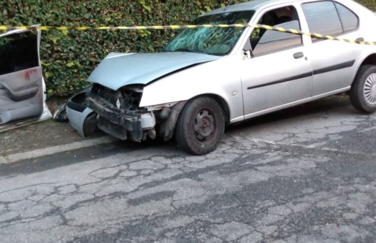 Veículo colide com poste na rua Santos Dumont