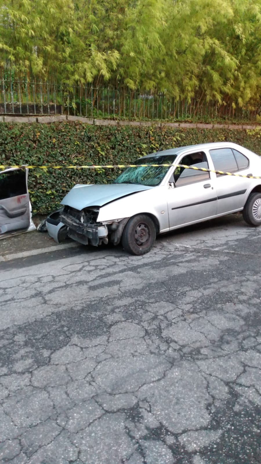 Veículo colide com poste na rua Santos Dumont