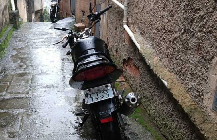 Policiais militares recuperam motocicleta furtada no centro