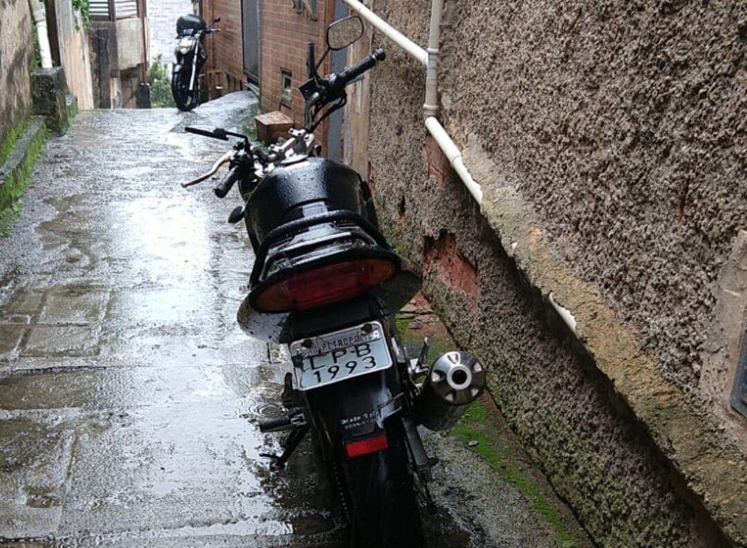 Policiais militares recuperam motocicleta furtada no centro