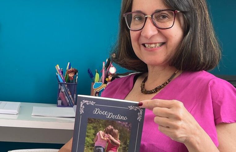 Escritora petropolitana lança primeiro livro esta semana sobre desencontros entre mãe e filha