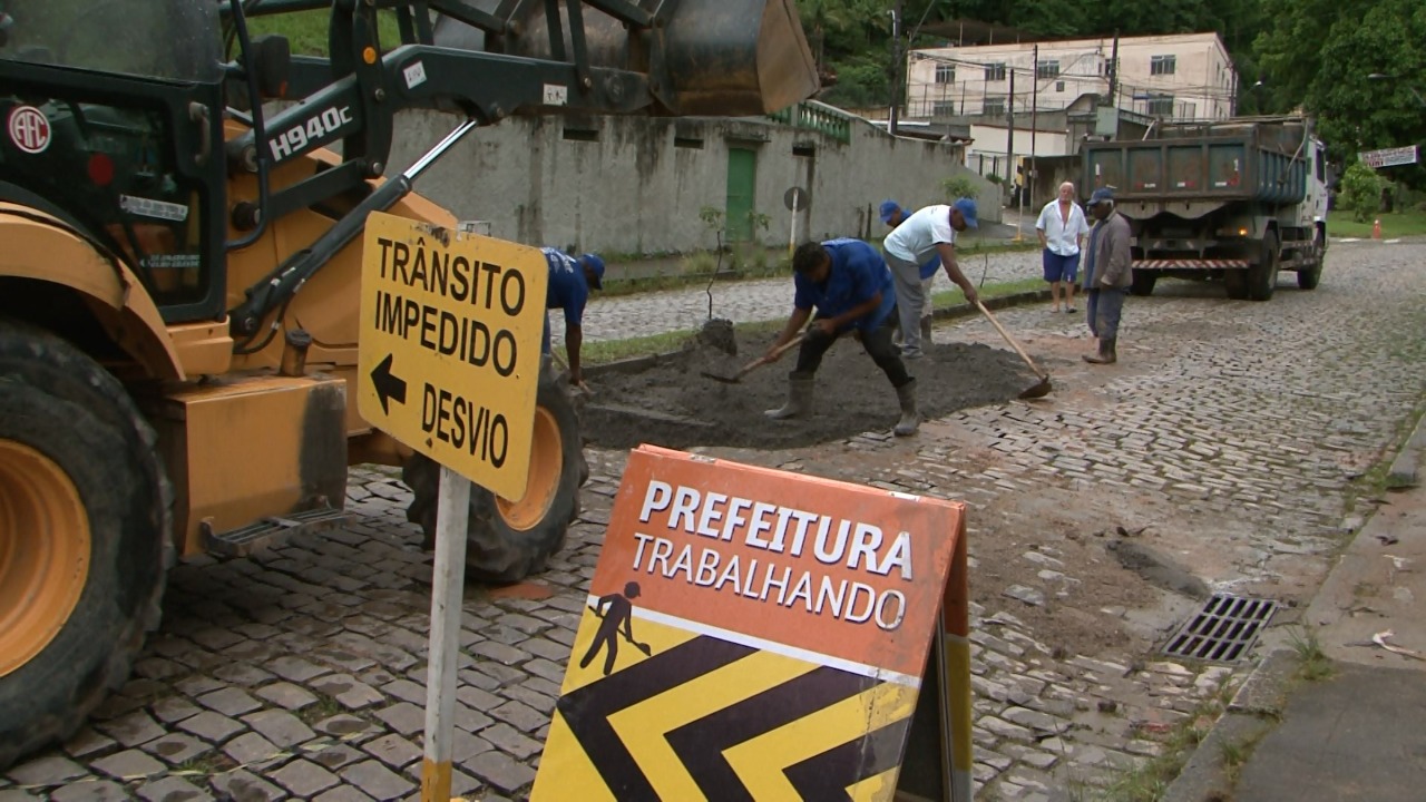 Cratera abre novamente na Rua Amaral Peixoto e moradores sofrem com transtornos
