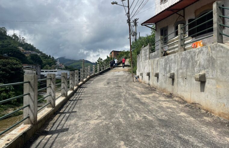 Rua Oliveira Bulhões, em Petrópolis, é reaberta após 11 meses de interdição