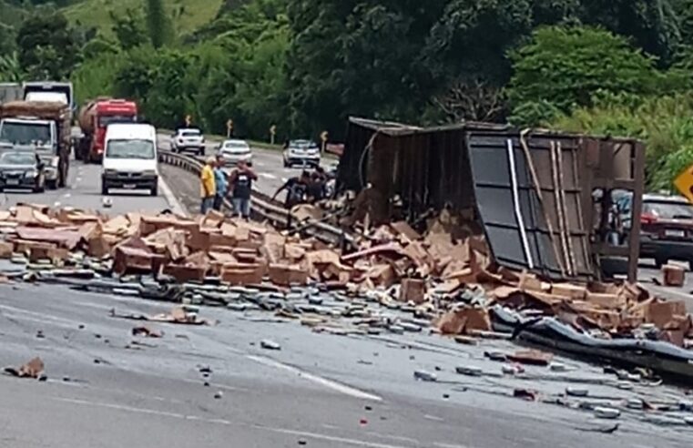 Carreta tomba na BR-040 em Itaipava. Motorista foi resgatado com ferimentos graves