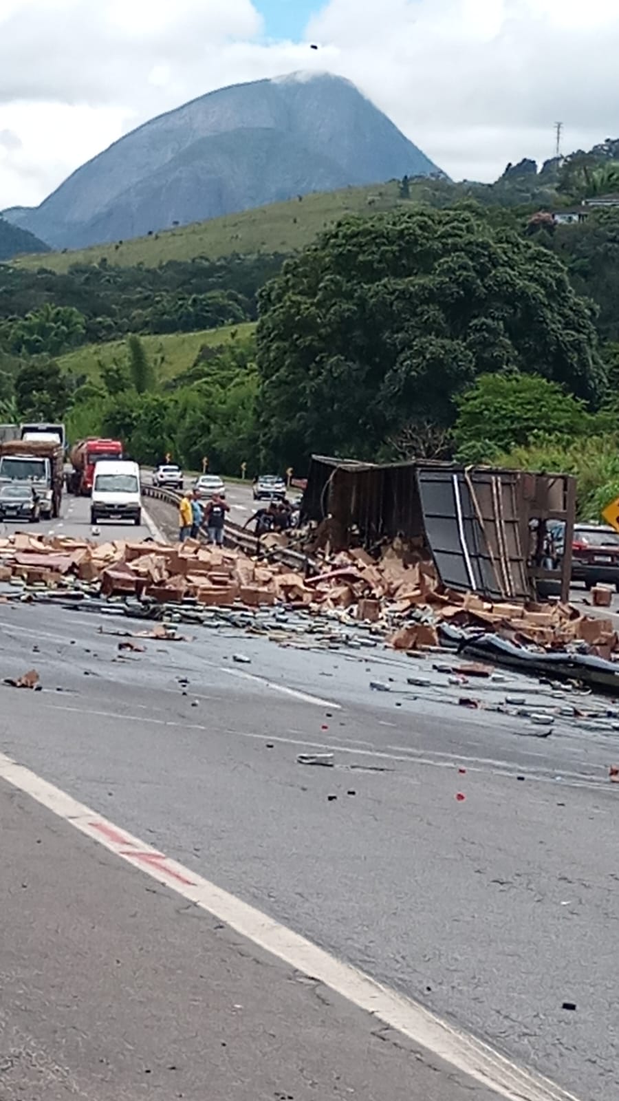 Carreta tomba na BR-040 em Itaipava. Motorista foi resgatado com ferimentos graves