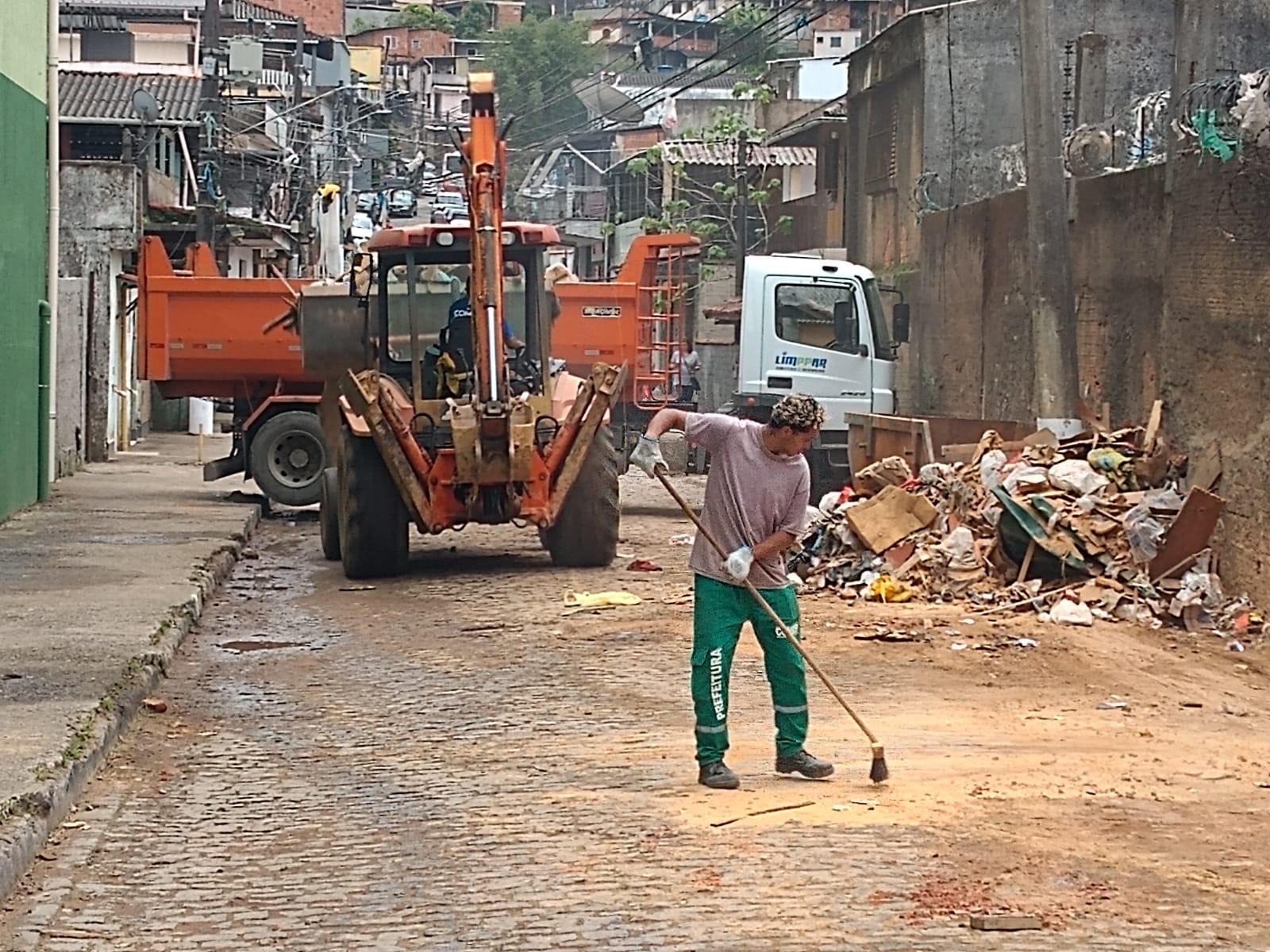 Nosso Bairro: Força-tarefa da Comdep retira mais de 60 caminhões de materiais inservíveis da região do Independência