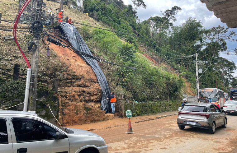 Rua Washington Luiz registra deslizamento de terra na manhã desta segunda-feira