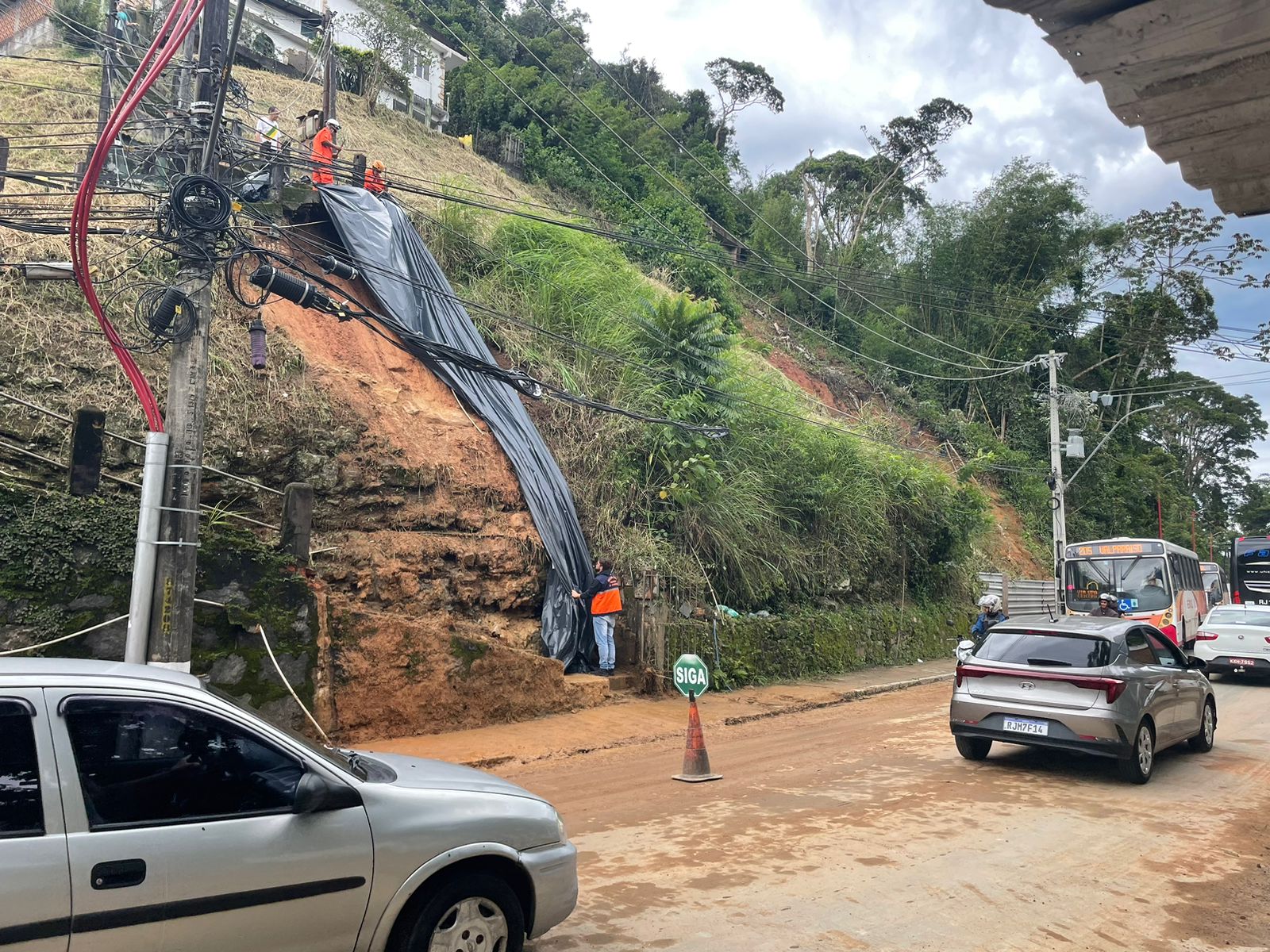 Rua Washington Luiz registra deslizamento de terra na manhã desta segunda-feira