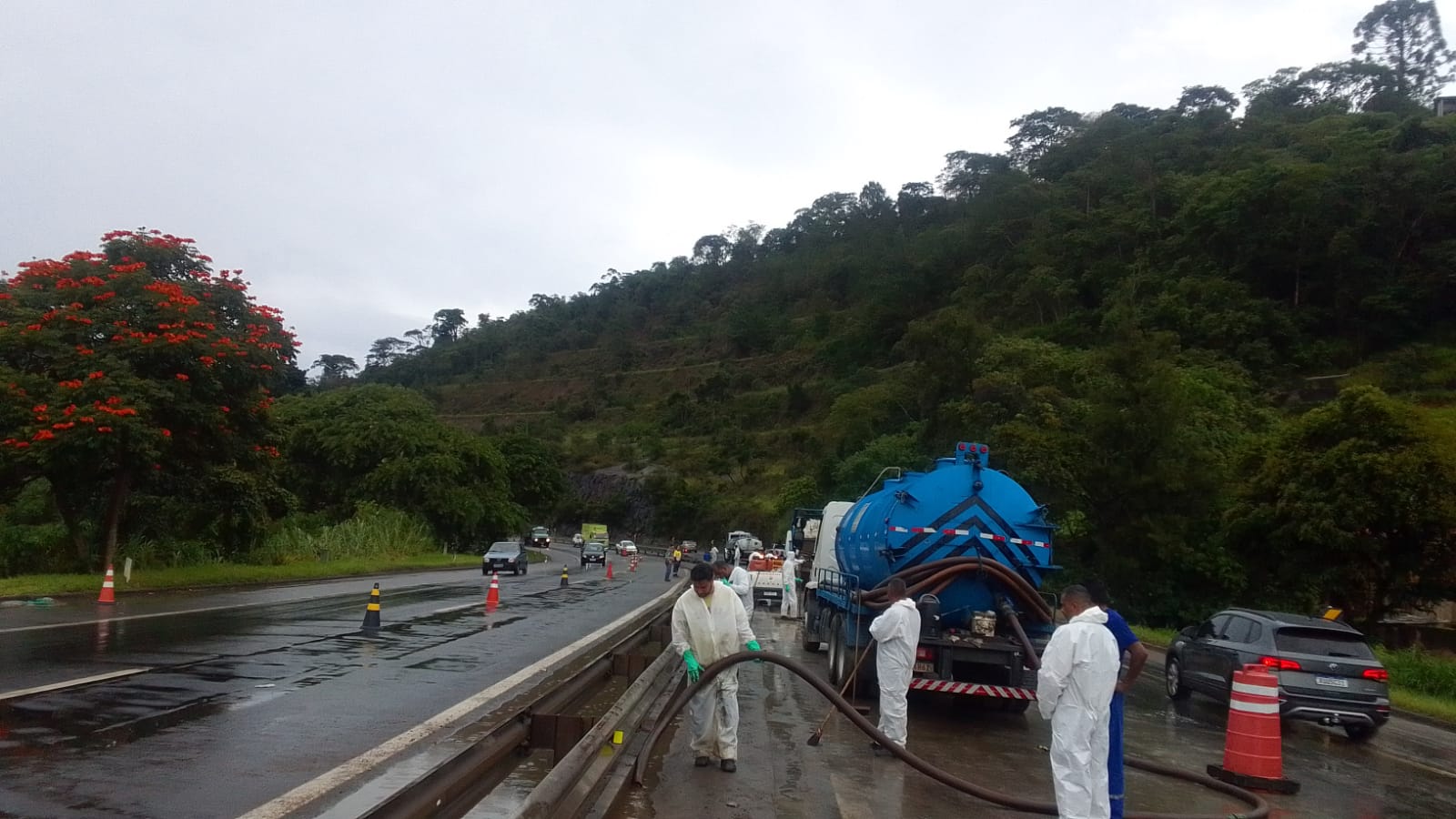 Concer mantém limpeza de graxa e óleo, derramados na BR-040 no último sábado (28)