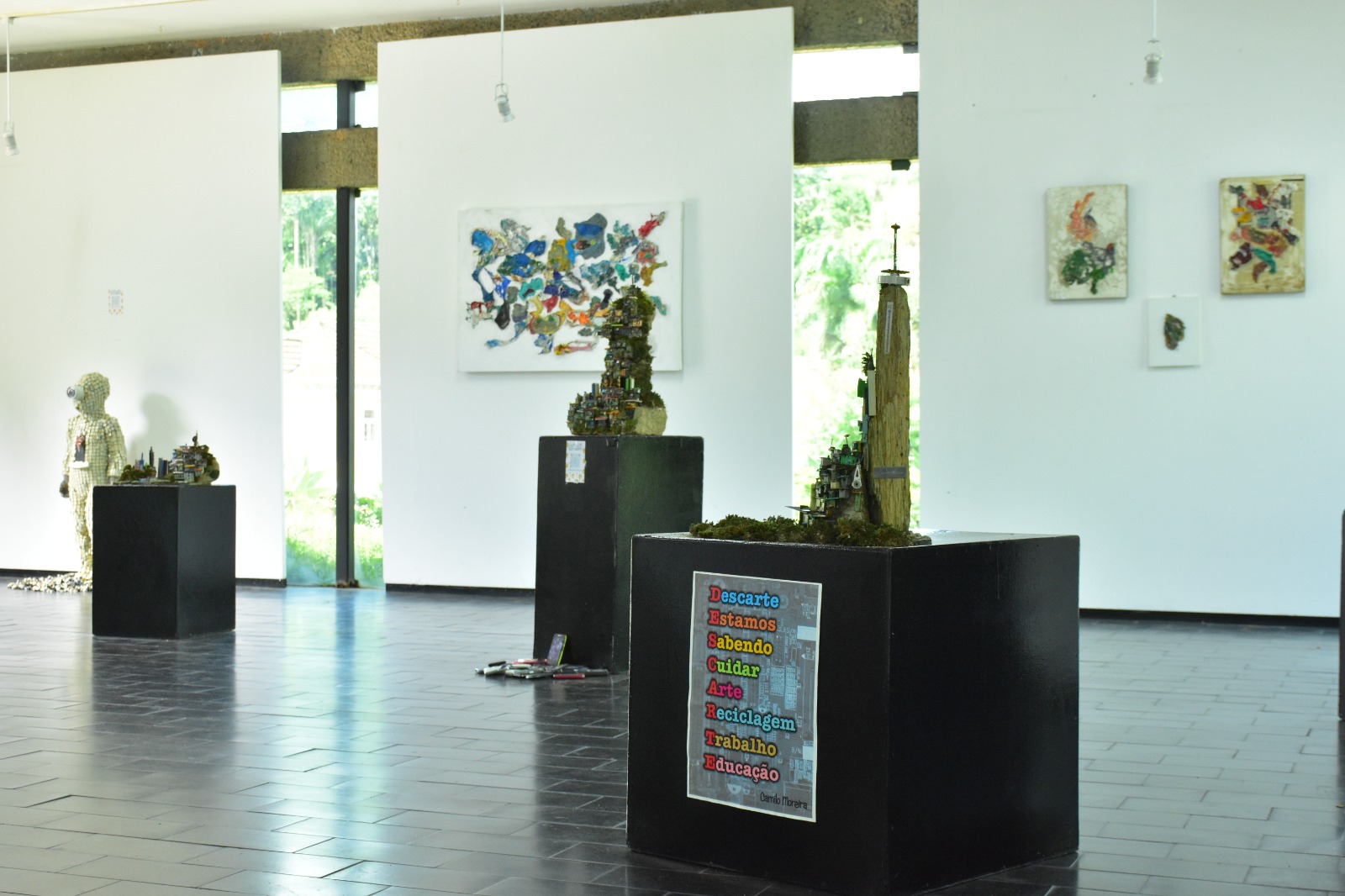 Exposição Criando e Perpetuando Objetos: o que seria lixo vira arte