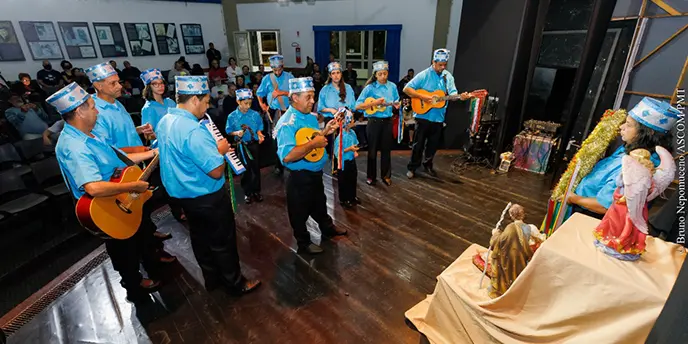 Devoção e louvor durante apresentação da Folia de Reis Estrela Guia em Teresópolis