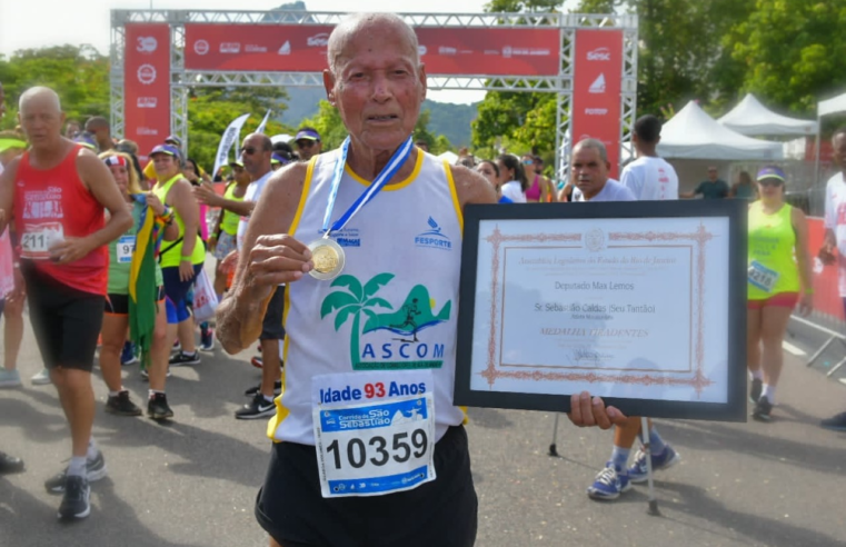 Maratonista de 92 anos recebe Medalha Tiradentes da Alerj na Corrida de São Sebastião
