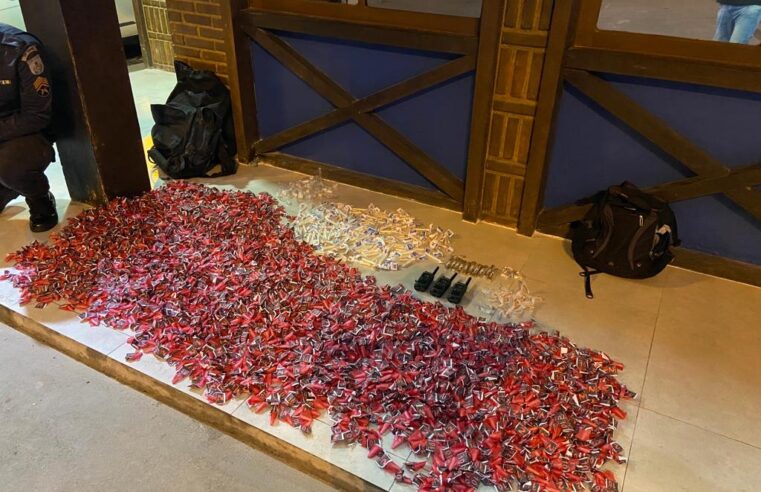 Policiais Militares do 26º BPM prendem três pessoas por tráfico no Quitandinha e apreendem mais de três mil cápsulas de cocaína, em Petrópolis