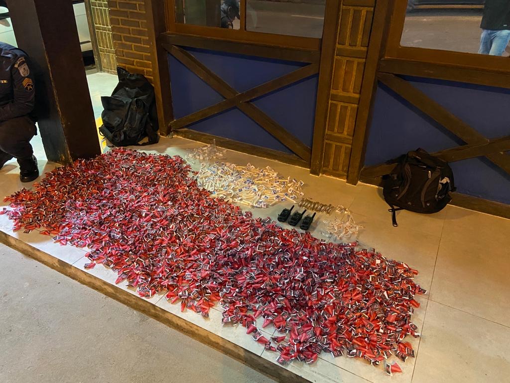 Policiais Militares do 26º BPM prendem três pessoas por tráfico no Quitandinha e apreendem mais de três mil cápsulas de cocaína, em Petrópolis