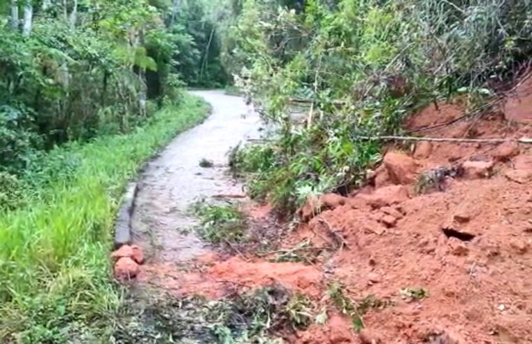 Deslizamento atinge a Estrada do Rocio e Defesa Civil contabiliza 68 ocorrências devido à chuva, em Petrópolis