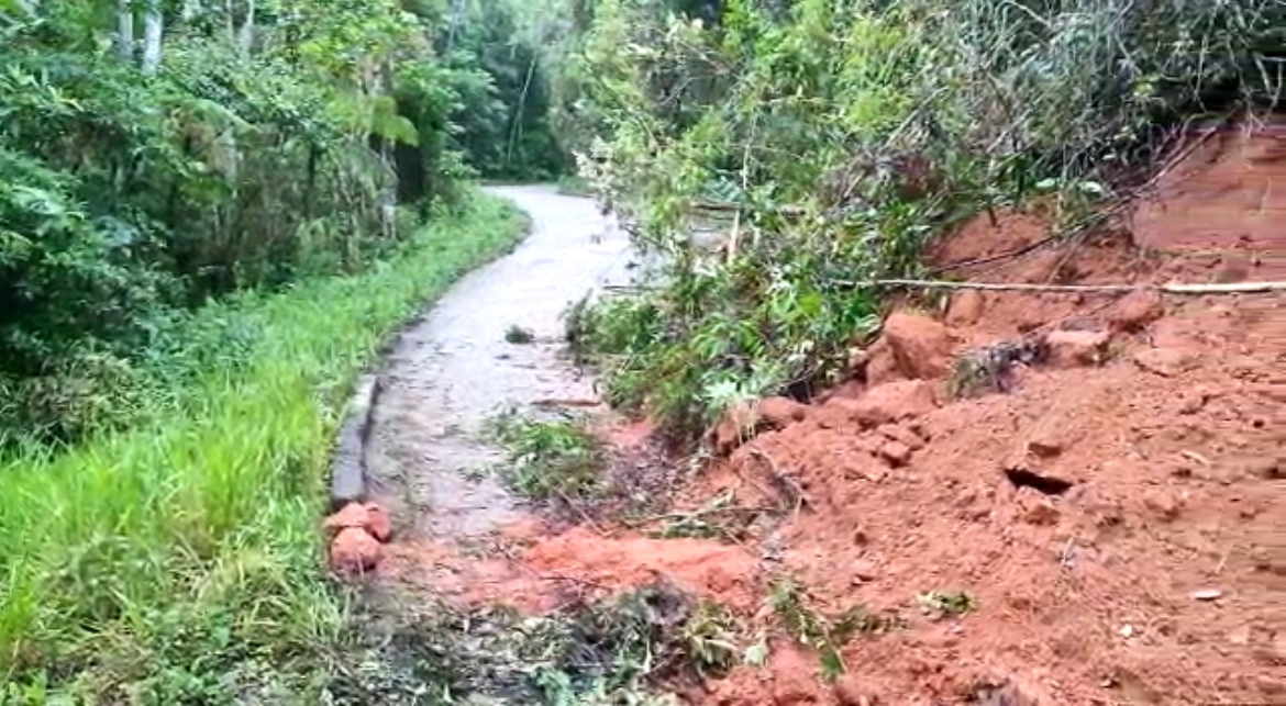 Deslizamento atinge a Estrada do Rocio e Defesa Civil contabiliza 68 ocorrências devido à chuva, em Petrópolis